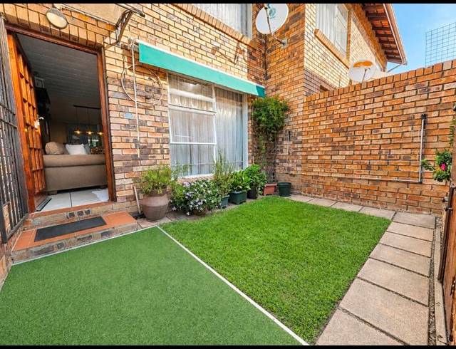 2 BEDROOM TOWNHOUSE FOR SALE IN NEW REDRUTH